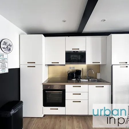 Apartment Urban Flat 13 - Pretty 2 Bedroom Parisian Flat *